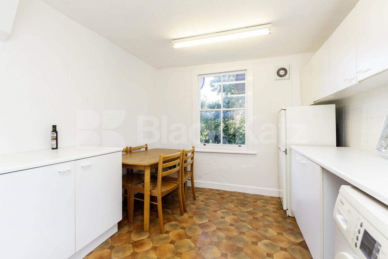 3 bedroom perfect for shares close to a Piccadilly line Sydney Road, Turnpike Lane 